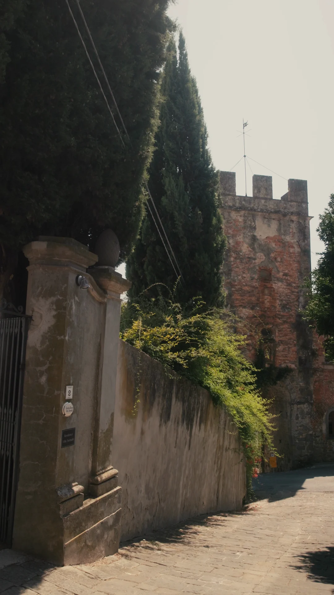 La salita verso Buggiano Castello, con la torre del borgo