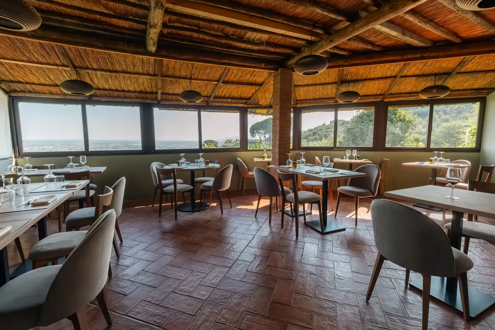 La sala vetrata di Flavore, con il tetto in canne e le finestre aperte sulla Valdinievole